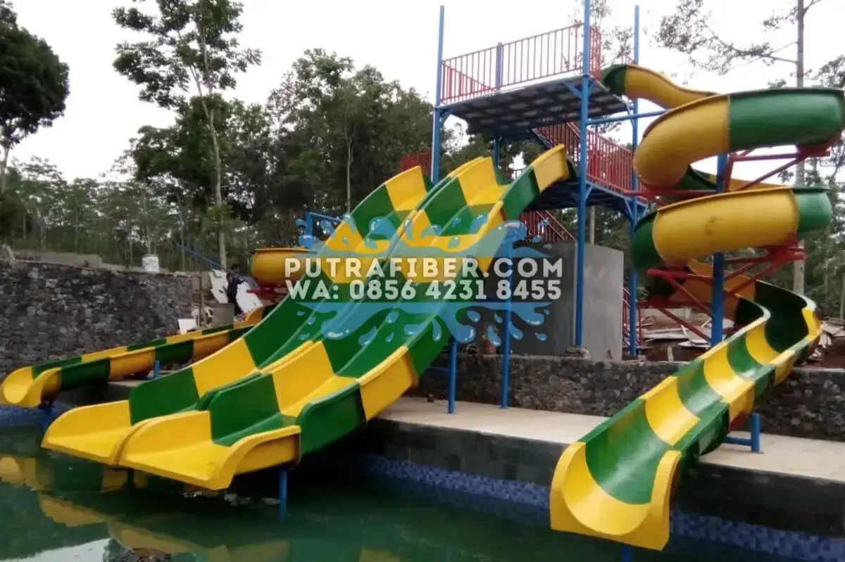 Jasa pembuatan dan instalasi seluncuran waterboom fiberglass hijau kuning oleh Putra Fiber untuk kolam renang - Gambar 2