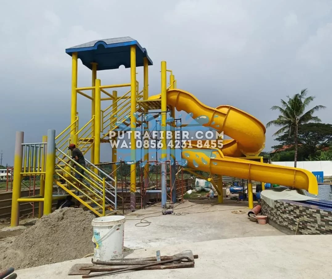 Proses instalasi konstruksi menara baja dan seluncuran tabung fiberglass kuning oleh tim ahli kontraktor waterboom - Gambar 5