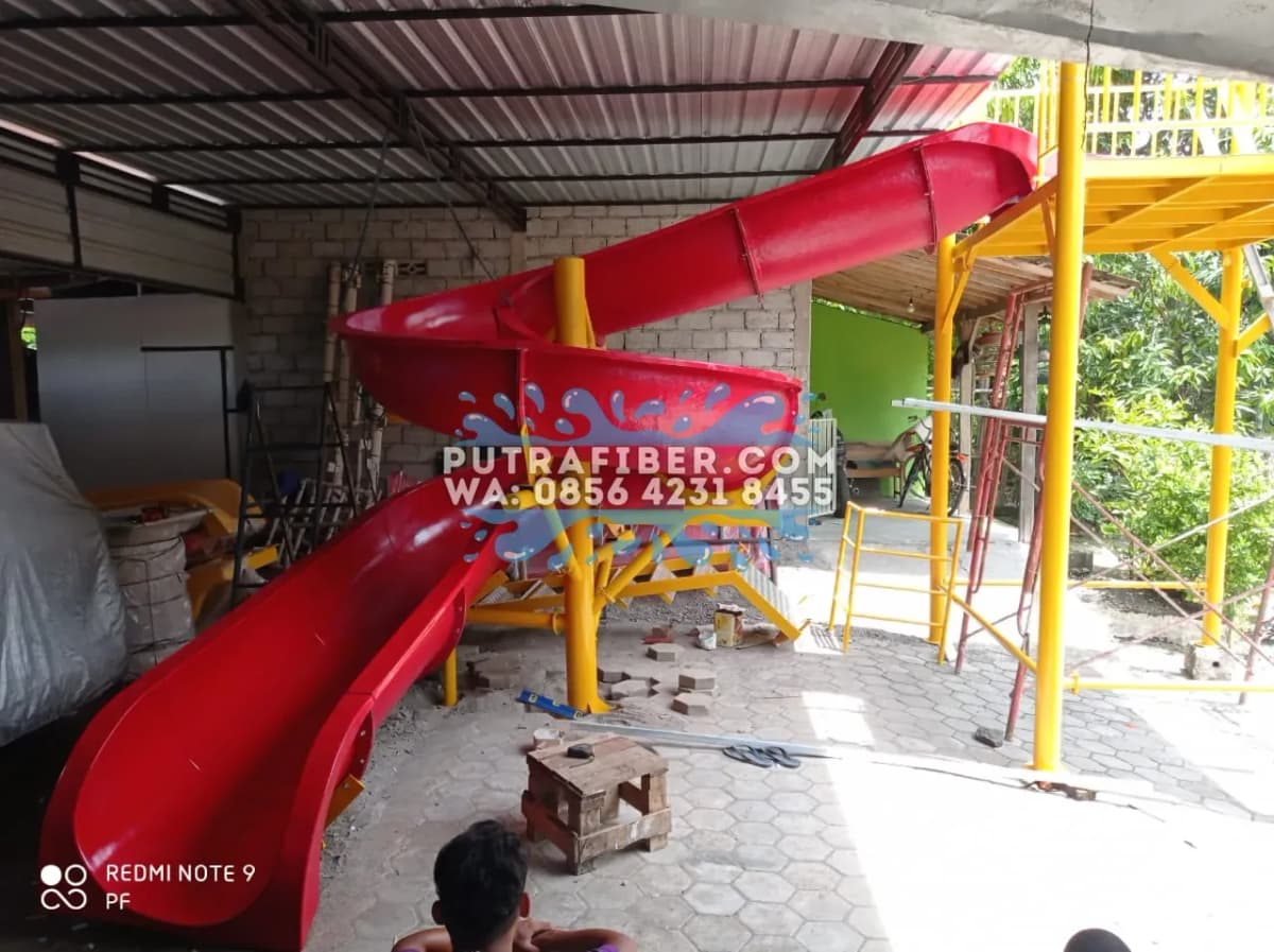 Model seluncuran spiral mini fiberglass warna merah untuk fasilitas kolam renang villa, hotel, atau area semi-indoor - Gambar 6