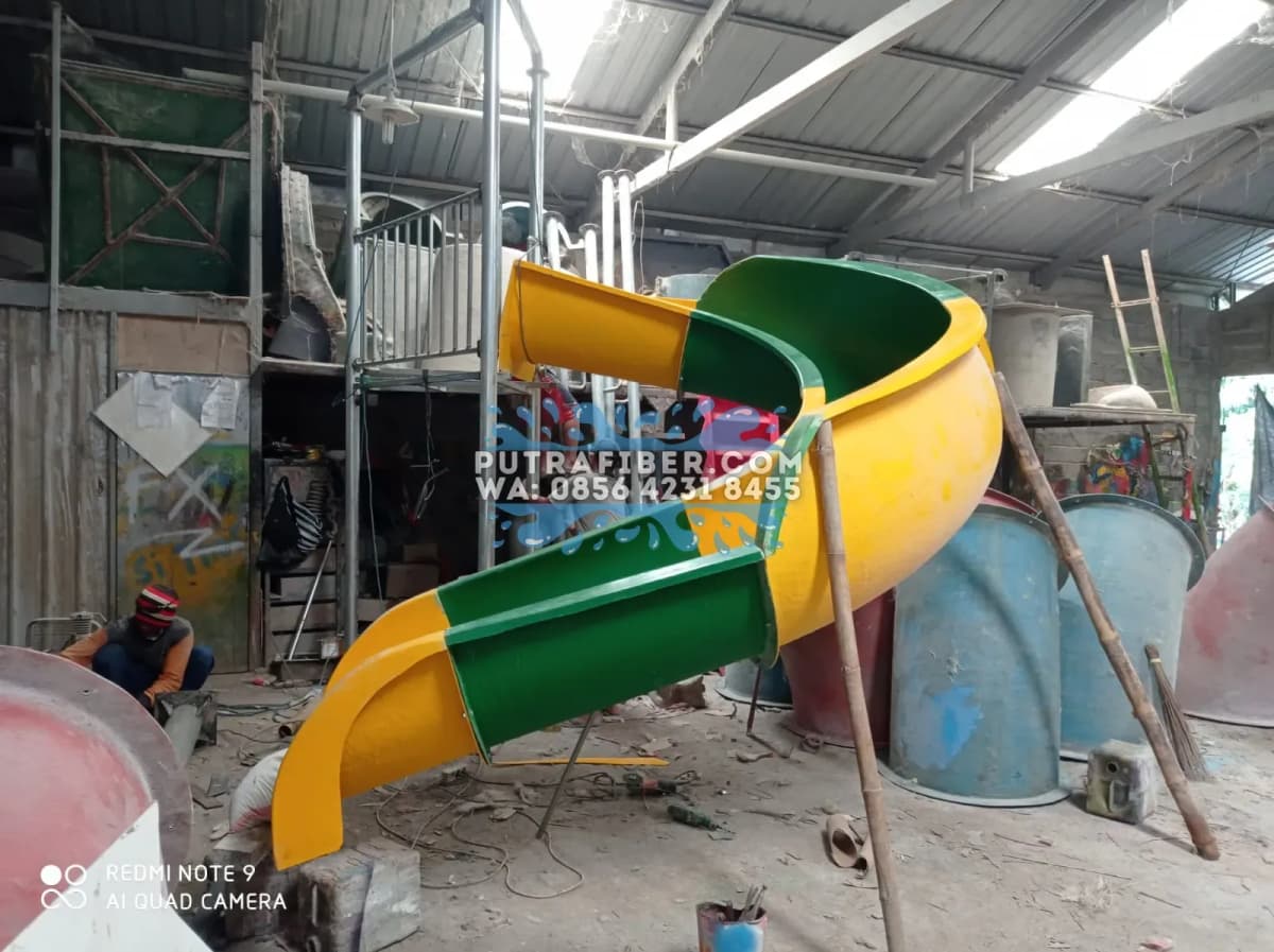 Pekerja pabrik melakukan perakitan fitting seluncuran perosotan air fiberglass terbuka sebelum pengiriman ke lokasi proyek kolam renang - Gambar 9