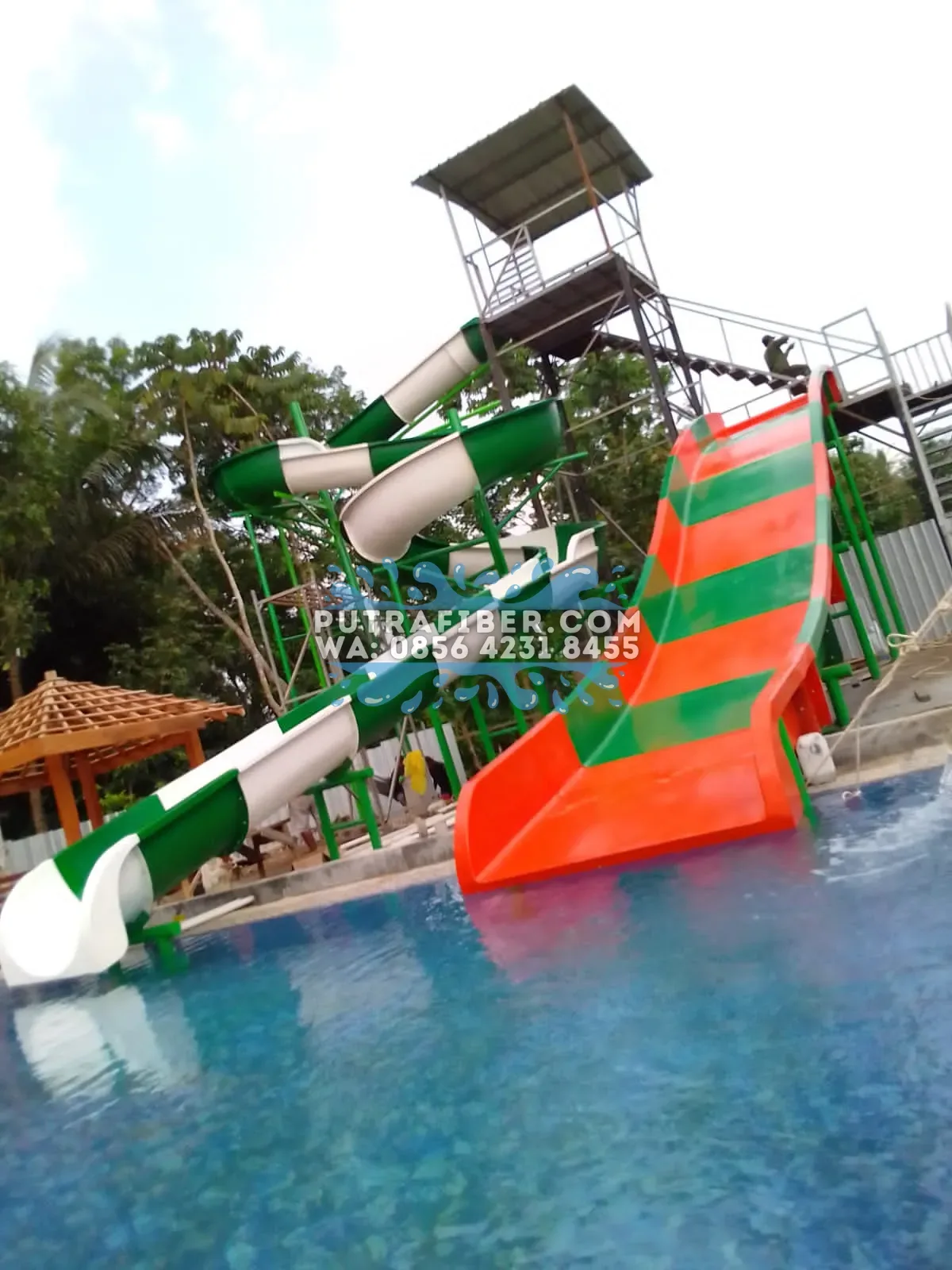 Hasil instalasi wahana waterboom kombinasi seluncuran tabung hijau putih dan family slide merah hijau di kolam renang outdoor - Gambar 10