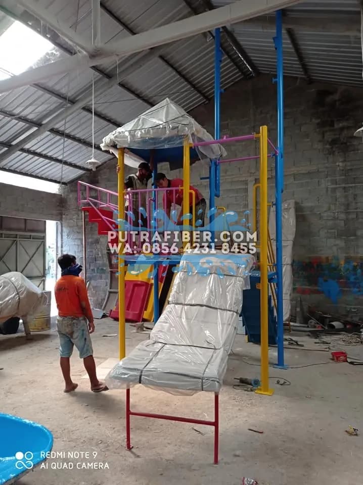 proses produksi playground fiberglass custom di workshop Putra Fiber