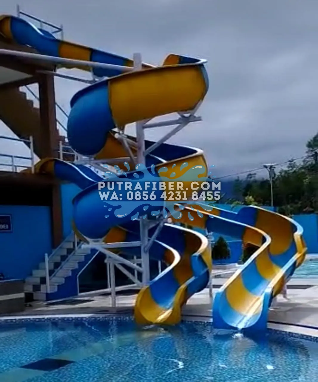 Perosotan Waterboom Kolam Renang Desain seluncuran waterboom menara tinggi model spiral ekstrem warna biru kuning untuk daya tarik utama taman rekreasi